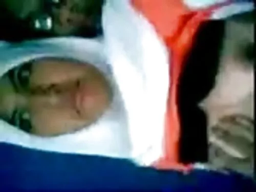 ஒரு படகில் தூங்கிக்  ...